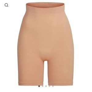 Skims Sculpting Above The Knee Open Gusset Short